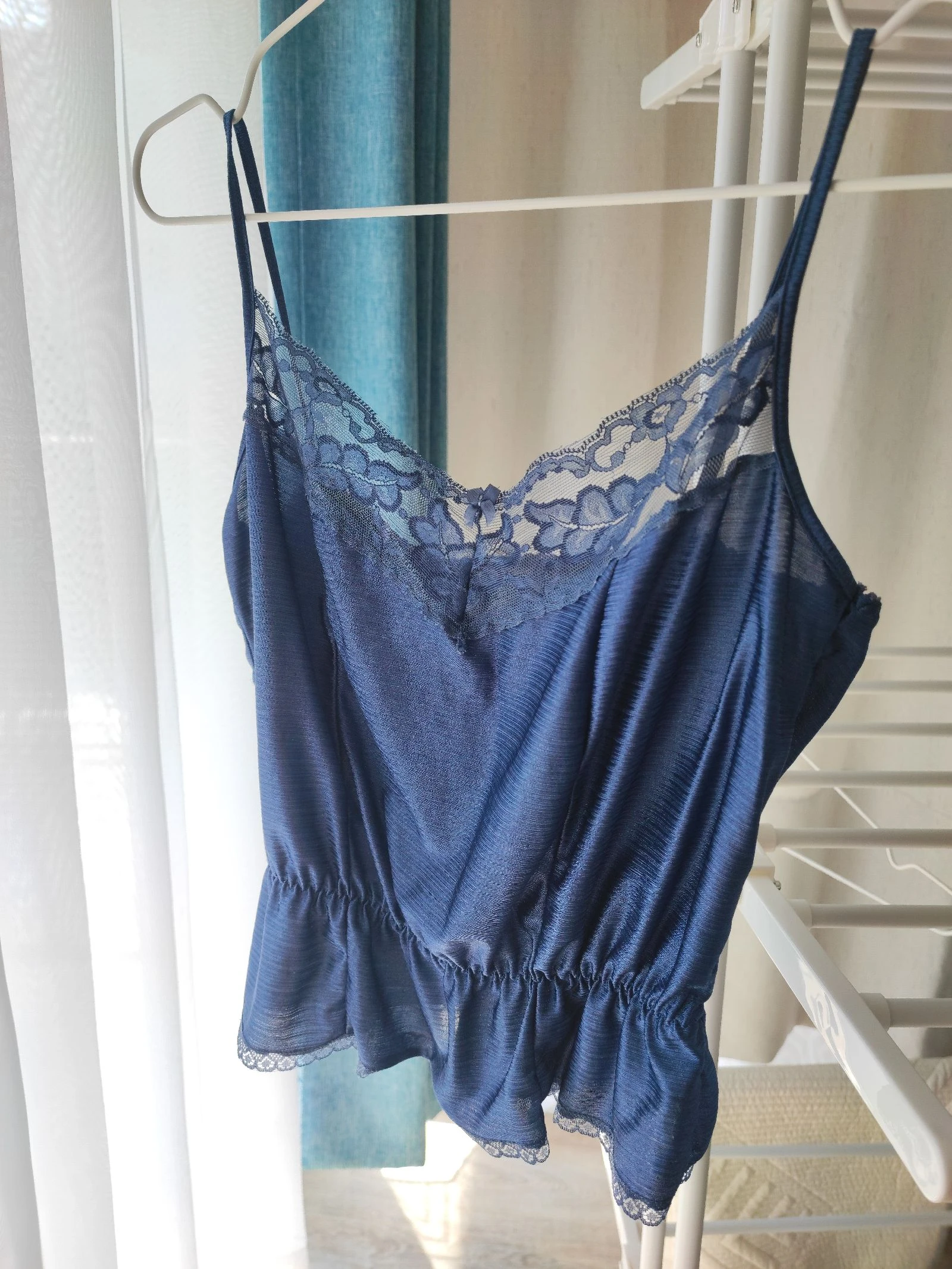 Nuisette à bretelles, tenue de la nuit, peignoir